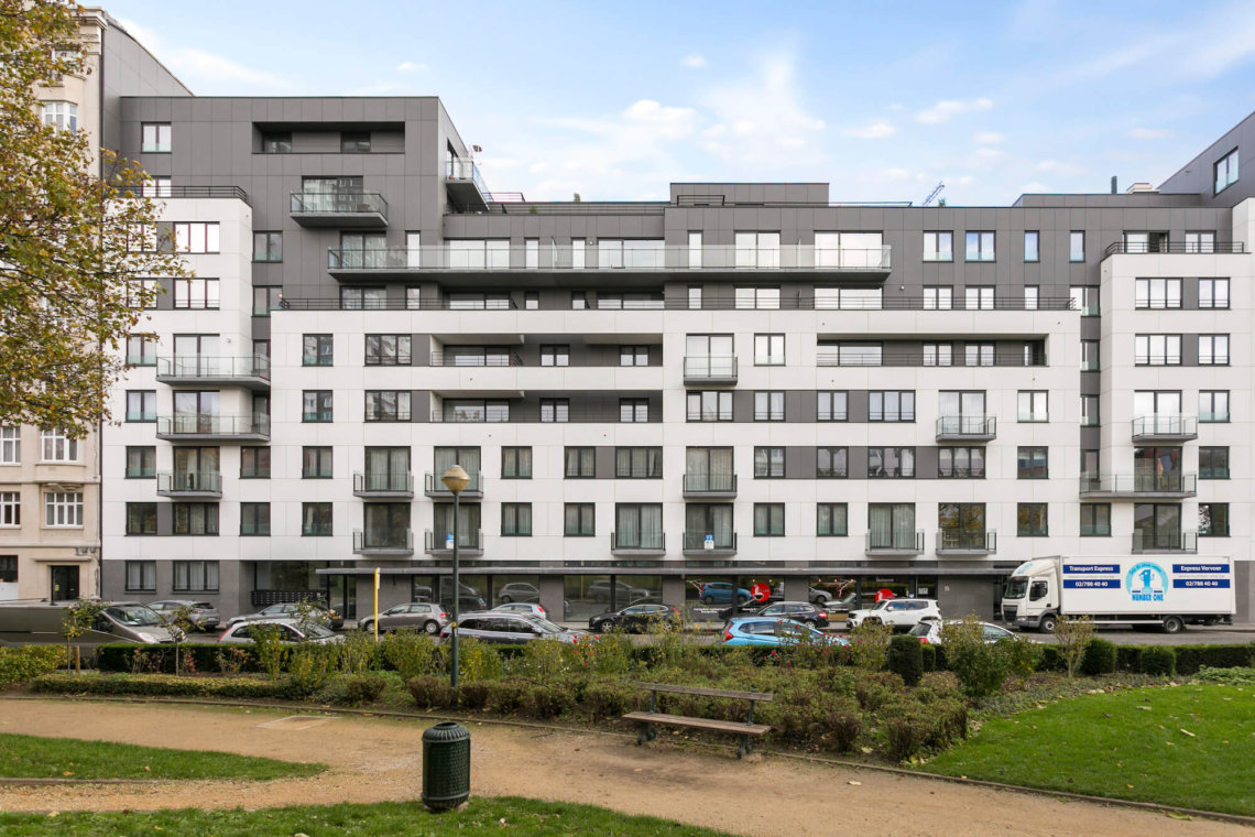 studio b-square façade extérieure du bâtiment depuis le parc