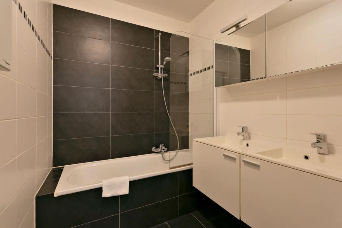 bathroom with bathtub in bbf apartment waterview residence