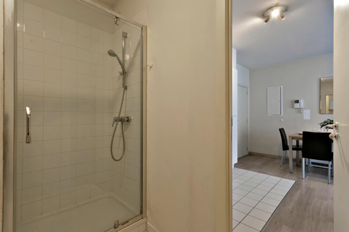 riverside one bedroom apartment shower