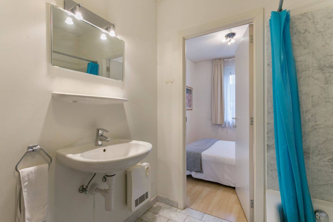 ensuite badkamer in gemeubileerd een slaapkamer appartement sablon brussel