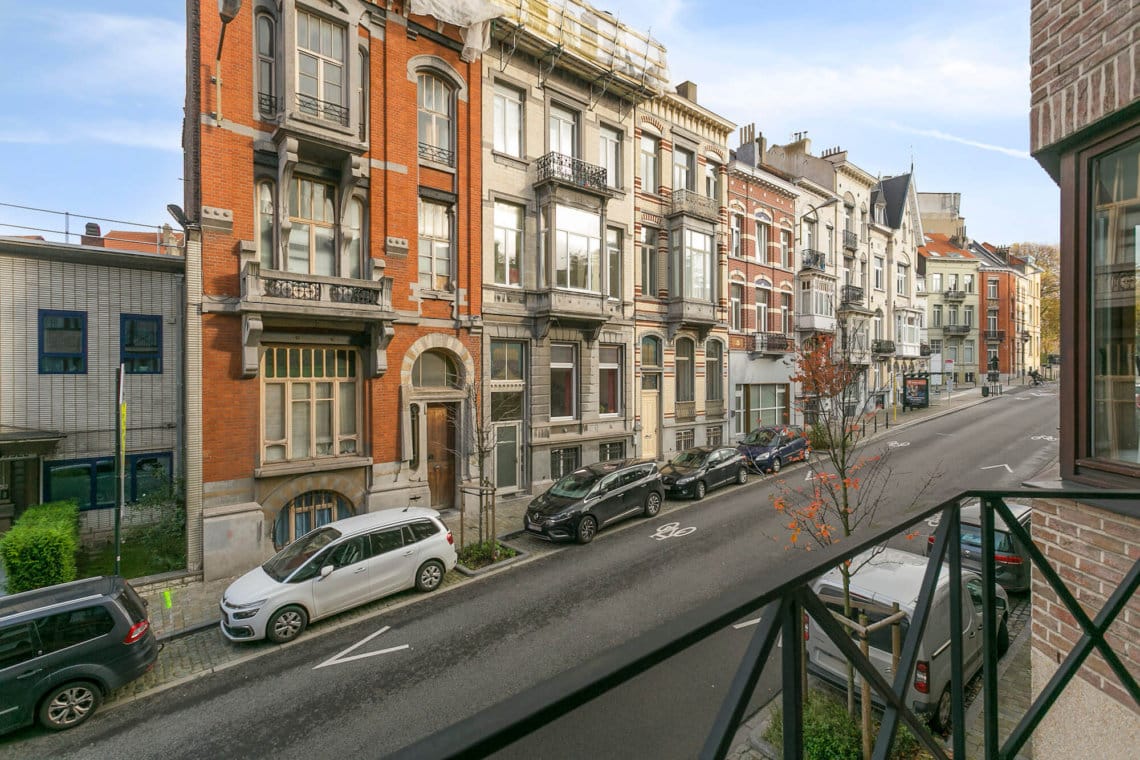 vue sur le balcon d'un appartement de deux chambres avec services dans le quartier européen