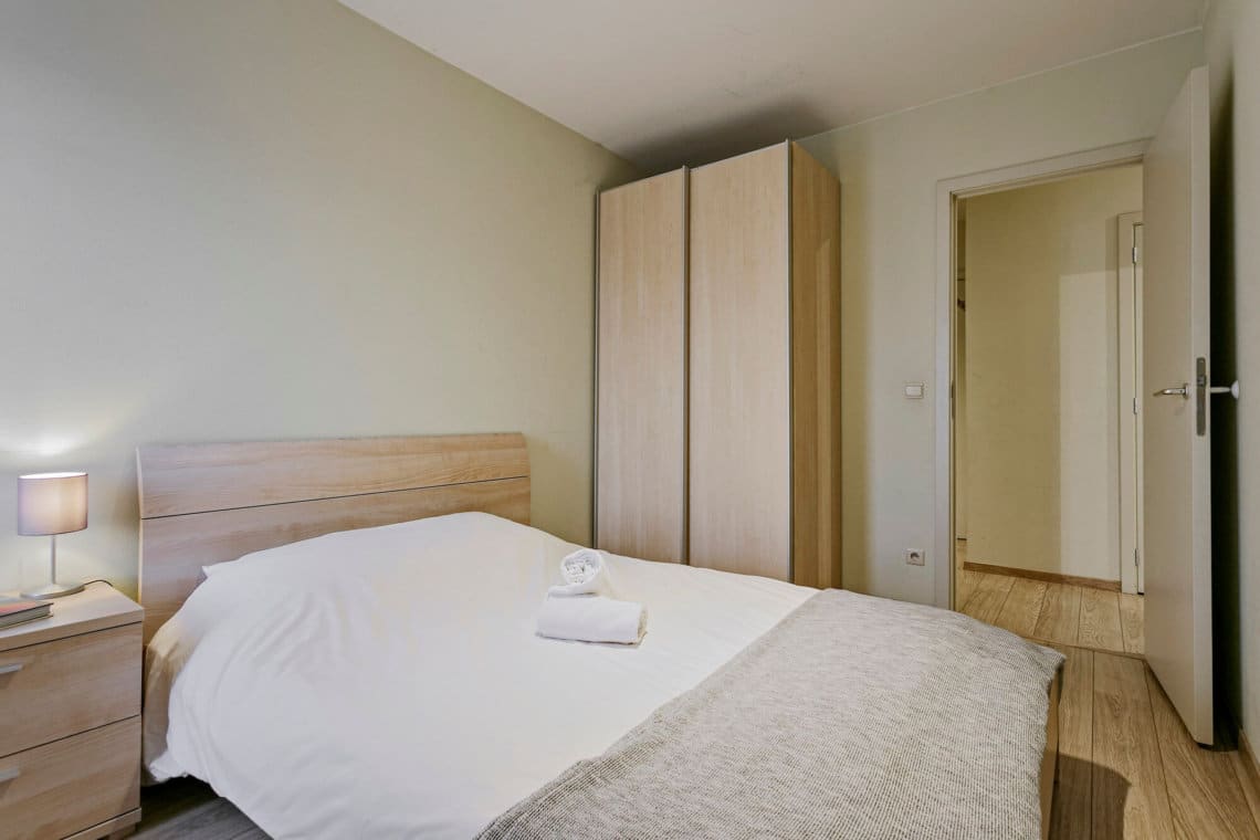 tweepersoonsbed in bbf-appartement met drie slaapkamers in europese wijk