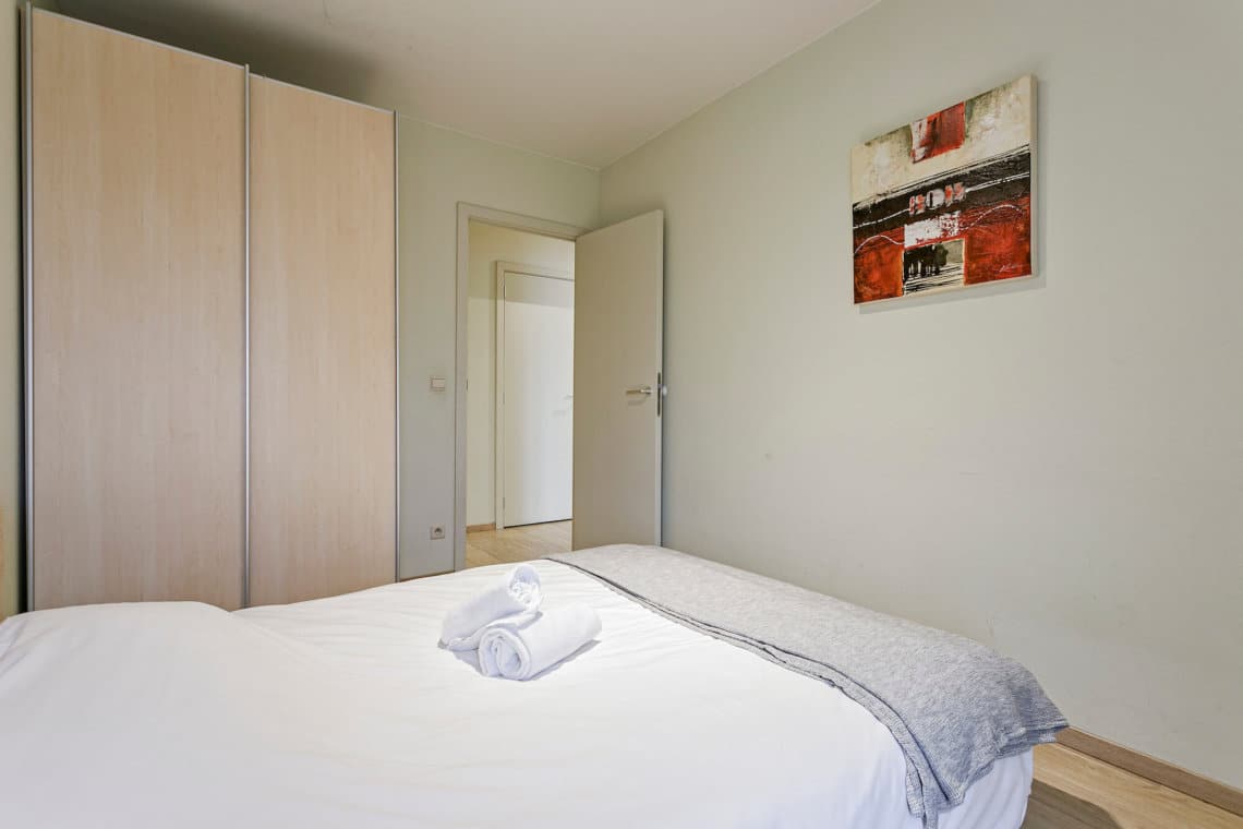 tweepersoonsbed in bbf-appartement met drie slaapkamers in europese wijk