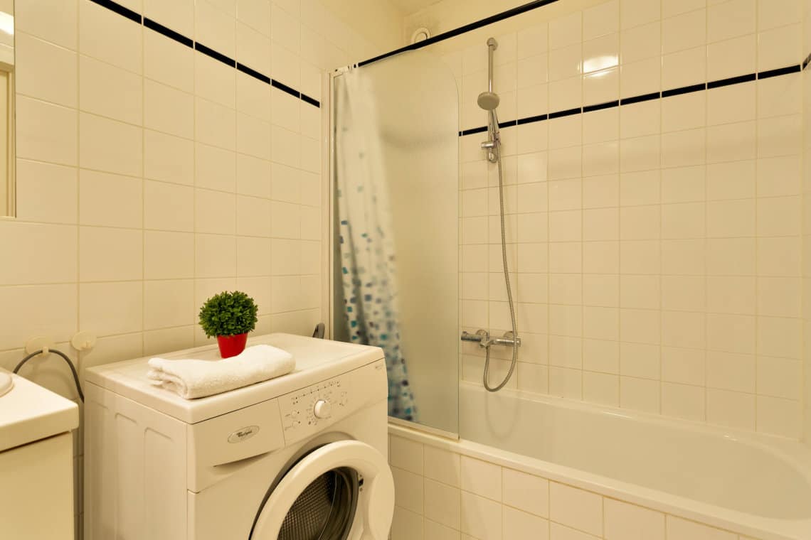 washing machine and bathroom with bathtub in bbf apartment in etterbeek