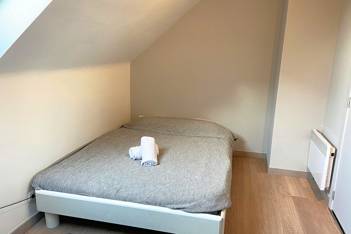 tweepersoonsbed in appartement met drie slaapkamers