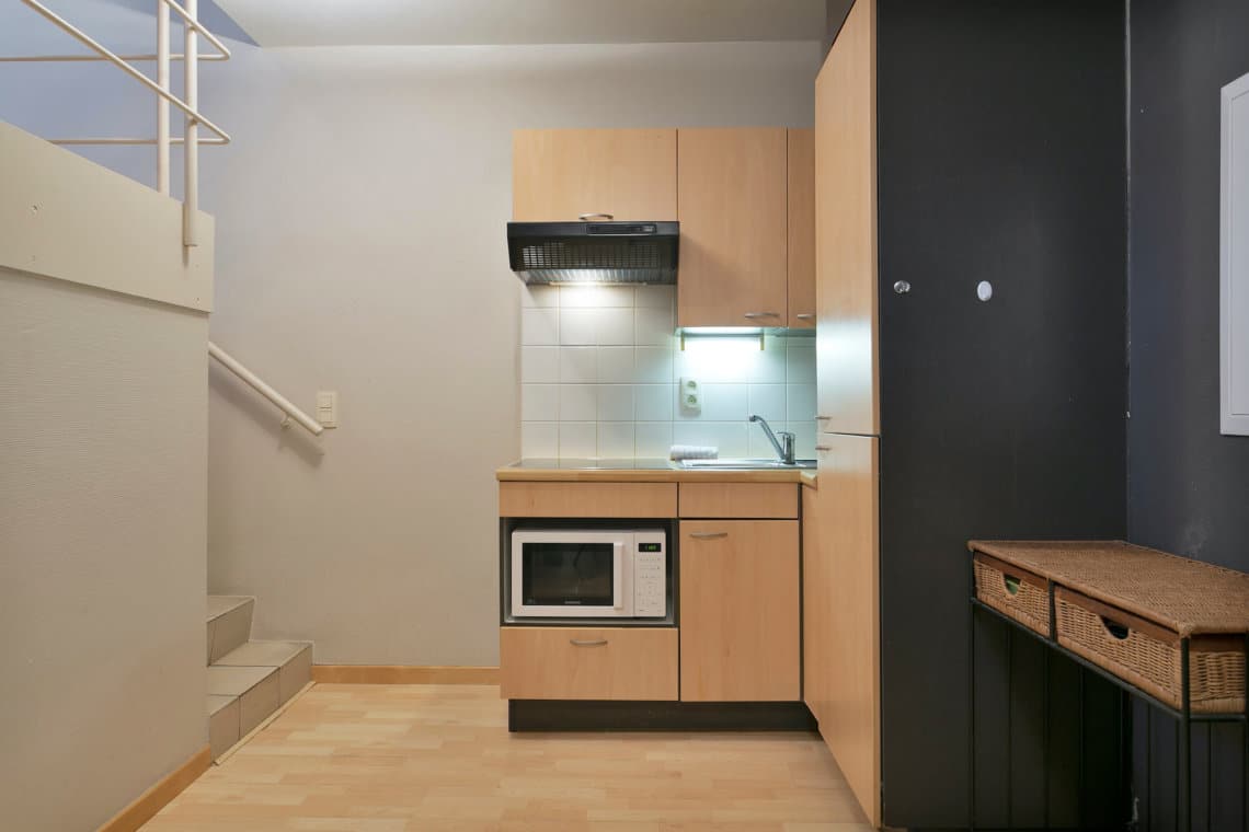 fully equipped kitchen in bbf furnished apartment opposite park cinquantenaire