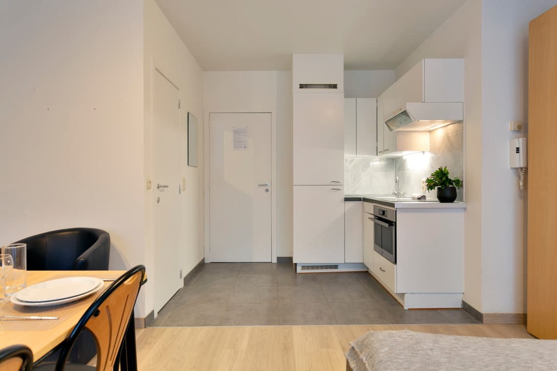 fully equipped kitchen in serviced studio apartment near brussel's cinquantenaire park