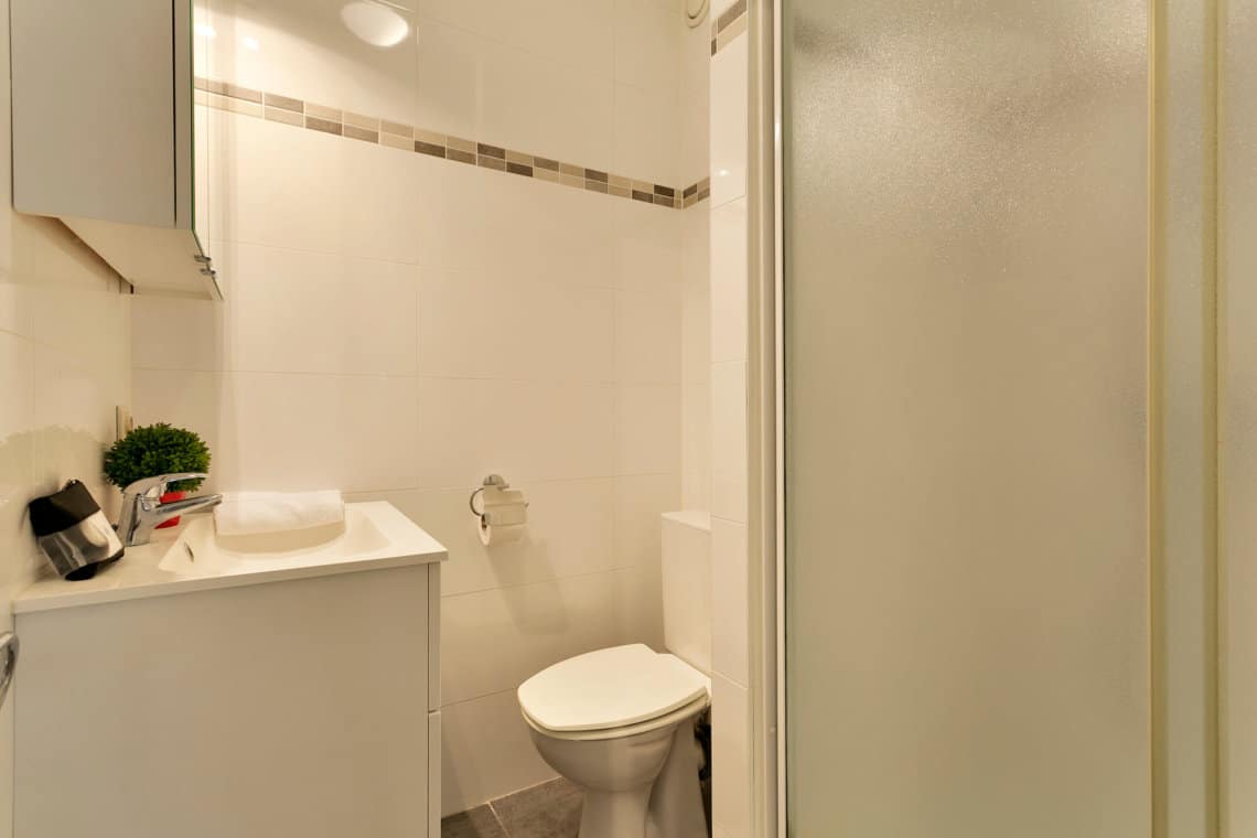 studio apartment bathroom with linens and cleaning provided near european commission