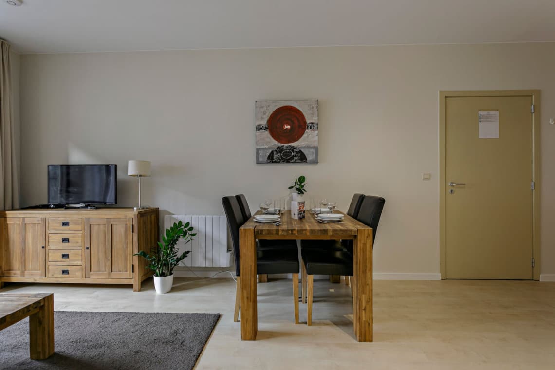 table de salon avec télévision par câble dans l'appartement meublé bbf