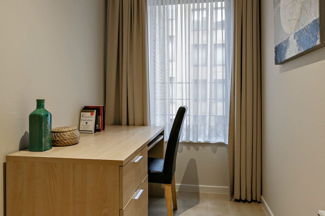 espace de bureau dans un appartement meublé d'une chambre à coucher dans le centre de bruxelles