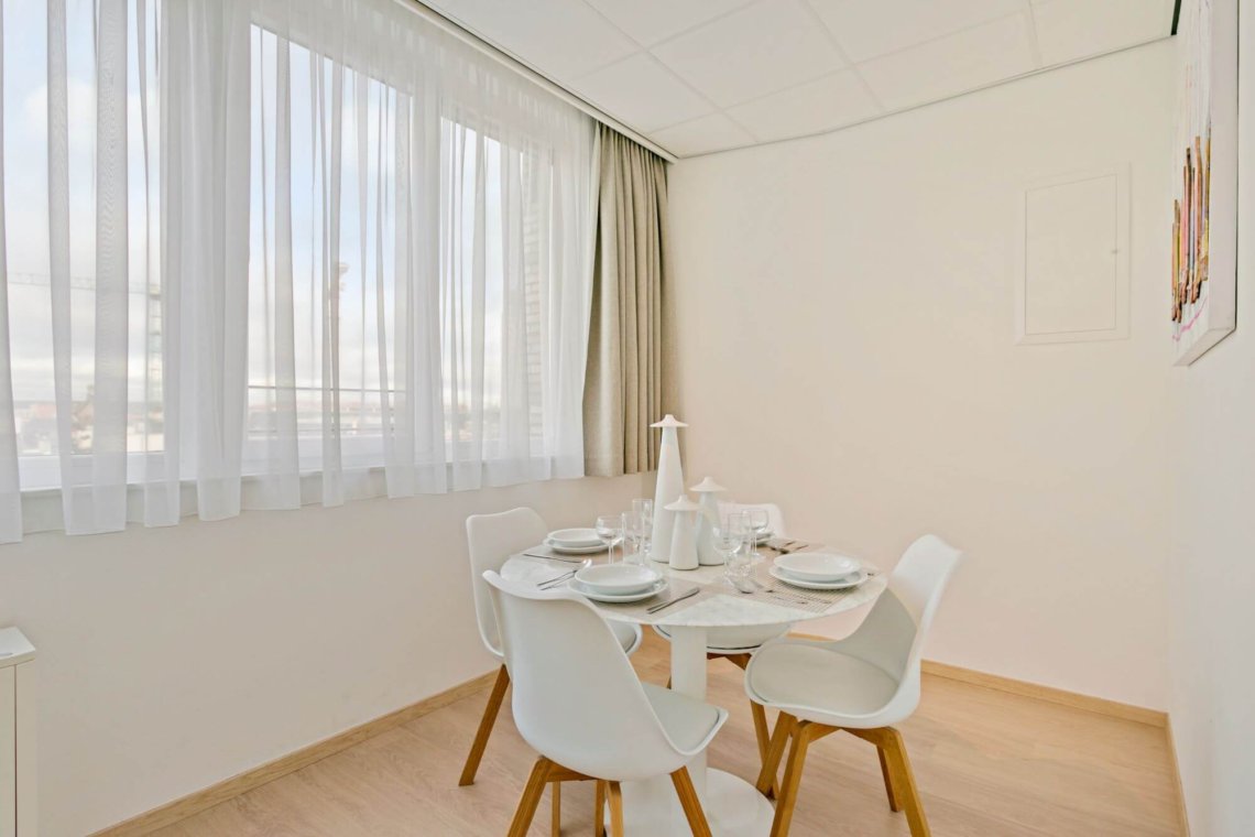 table à manger pour quatre personnes dans un appartement de deux chambres à coucher au centre de Bruxelles