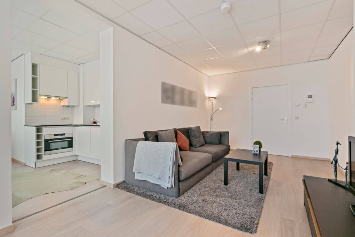 salon avec canapé et table basse dans l'appartement avec services du centre ville de bruxelles