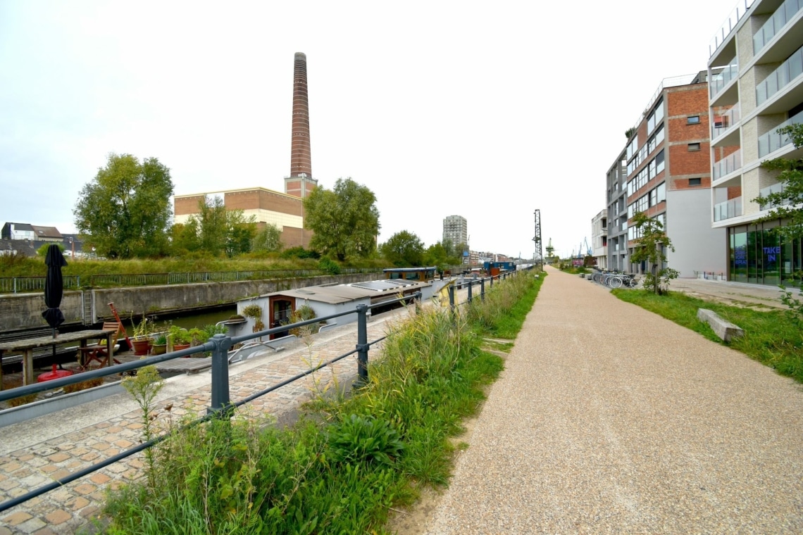 A walking and cycling road next to the canals of Ghent at the back of the residence.